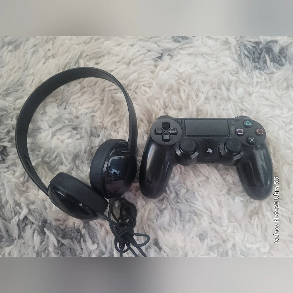 Sony PlayStation 4 Console Bundle - Black